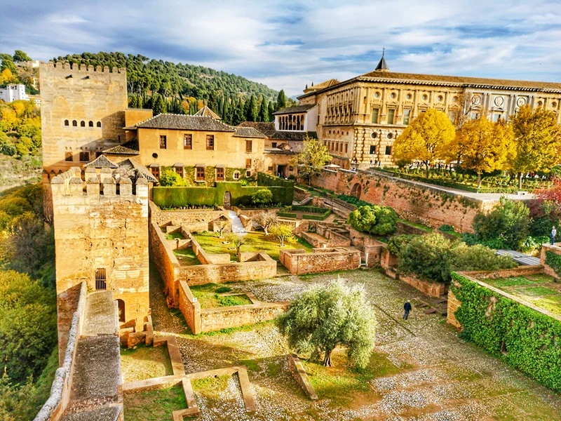 ตามรอยซีรี่ย์ที่พระราชวังและป้อมปราการสุดอลังแห่งสเปน The Alhambra