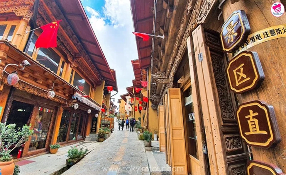 เดินเล่น ย่านเมืองเก่า แชงกรีล่า สุดคลาสสิกที่ Dukezong Ancient Town