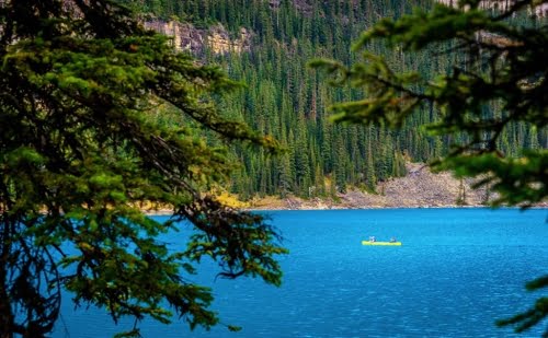 Moraine Lake ทะเลสาบสีฟ้าสดใสแห่งแคนาดา